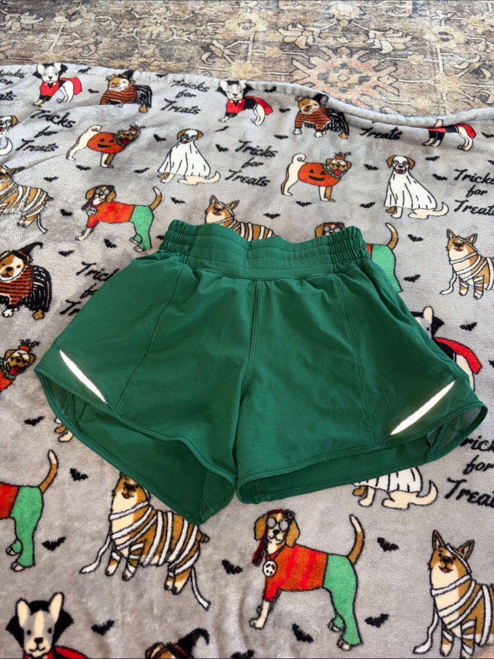 Lululemon Hotty Hot High-Rise Lined Short 4"
Everglade Green